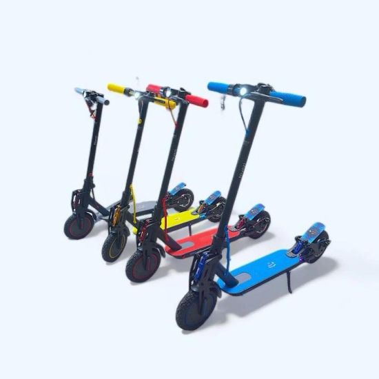 صورة سكوتر كهربائي بوقوف ملون قابل للطي